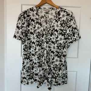 LOFT green|white crinkle floral tie blouse